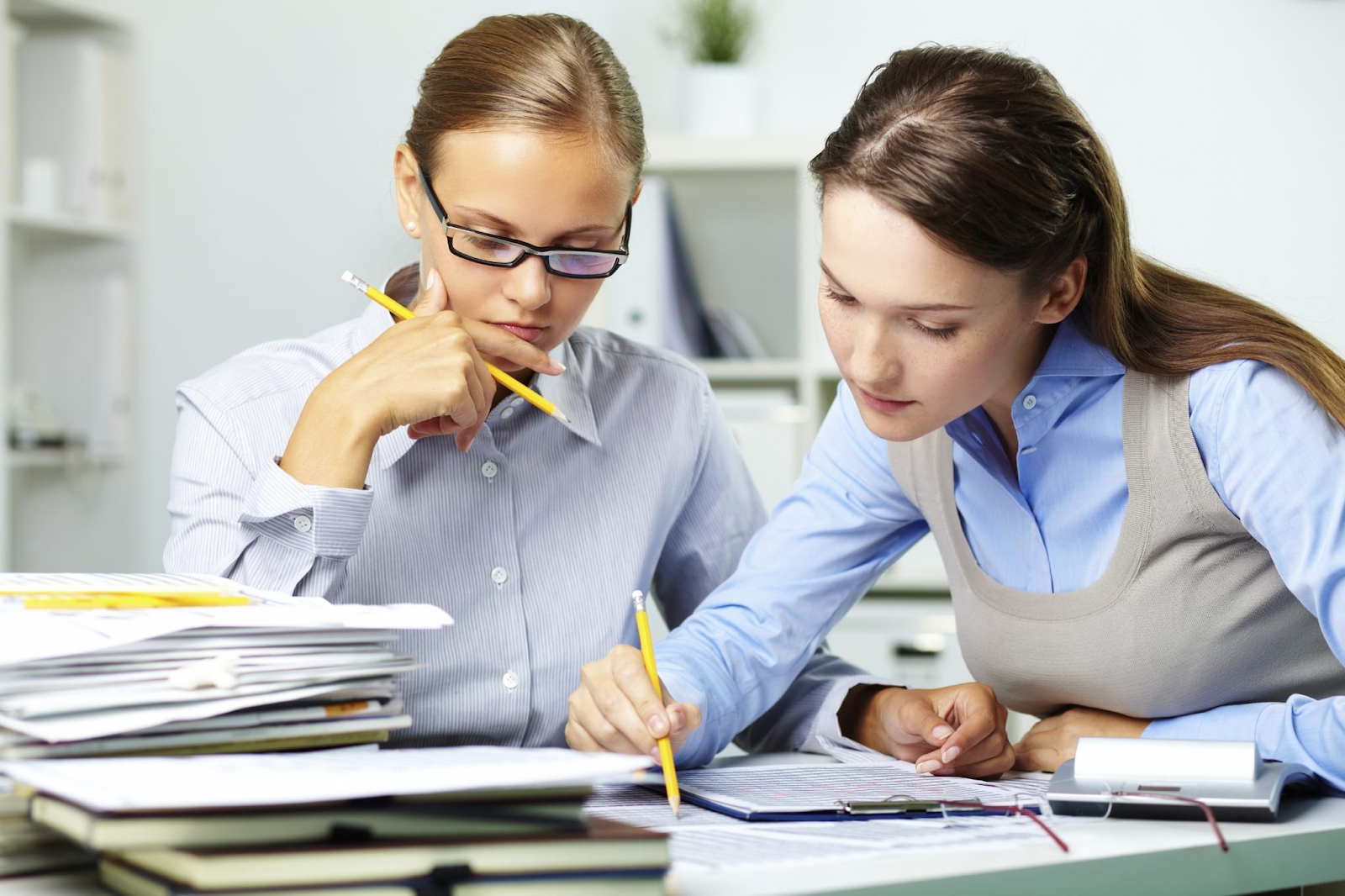 Đội ngũ kế toán chuyên nghiệp thực hiện kiểm tra và gỡ rối
