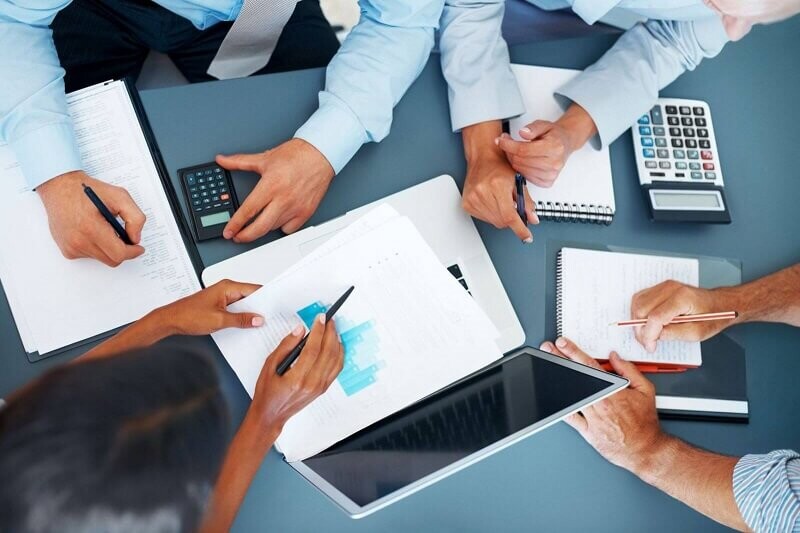 Định khoản kế toán là quá trình ghi lại các giao dịch tài chính của một tổ chức hoặc cá nhân vào hệ thống kế toán