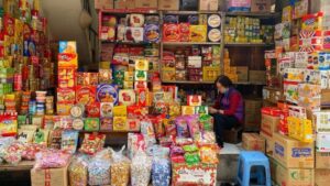 Kinh doanh tạp hoá là cung cấp các mặt hàng thiết yếu